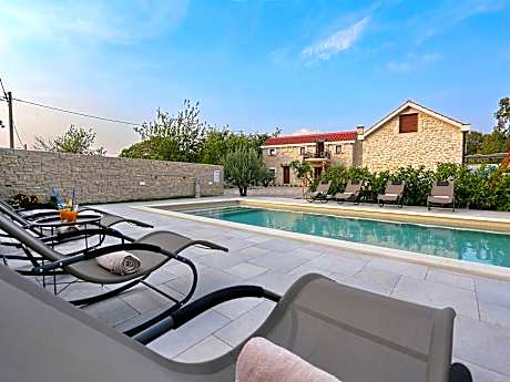 Villa in Prkos with Private Pool and Sea Nearby