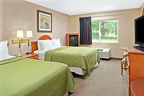 Travelodge by Wyndham Lincoln Airport I-80