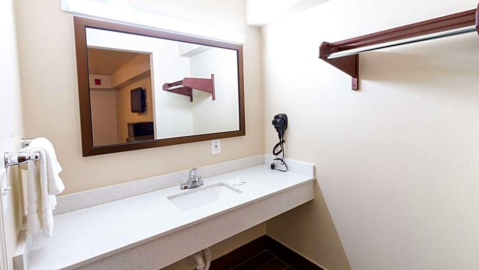 Magnuson Extended Stay and Suites Airport Hotel