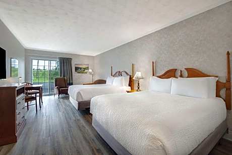 Queen Room with Two Queen Beds and Bath Tub - Mobility Accessible/Non-Smoking