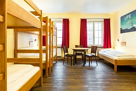 Bed in 6-Bed Mixed Dormitory Room with Shared Bathroom