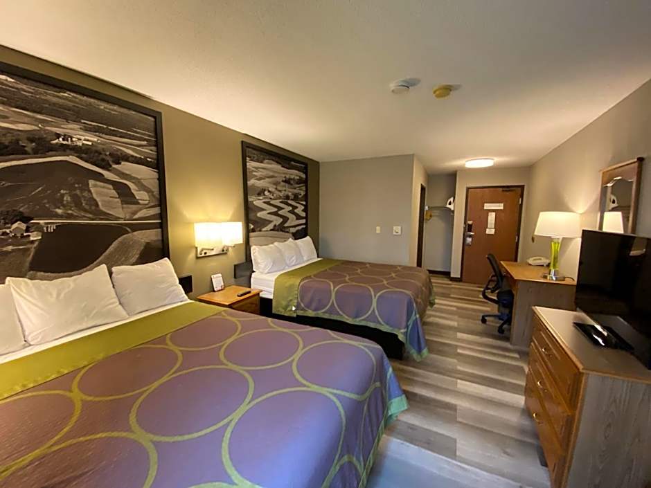 Super 8 by Wyndham Green Bay Near Stadium