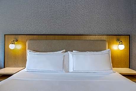1 Queen Mobility/Hearing Accessible W/Tub