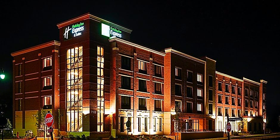 Holiday Inn Express & Suites Franklin - Berry Farms