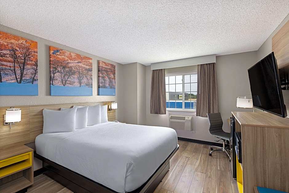 Photo 1 of 2 of Mini 1 Queen Bed, 2nd Floor