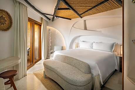 Contemporary Classic, King Bed, Courtyard View, Balcony