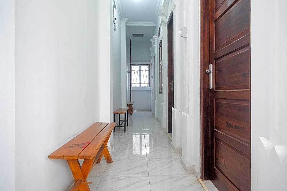 RedDoorz near Stasiun Purwosari