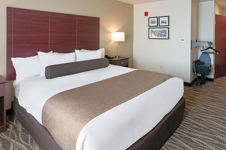 Cobblestone Hotel & Suites - Neenah