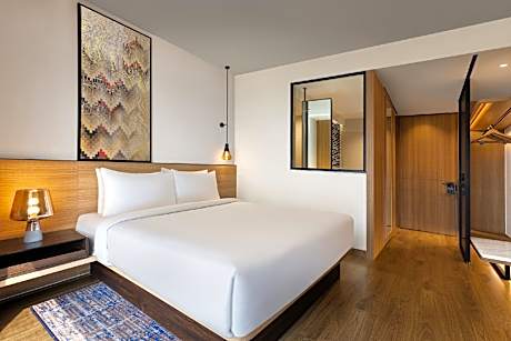 Deluxe, Guest room, 1 Queen, Garden view