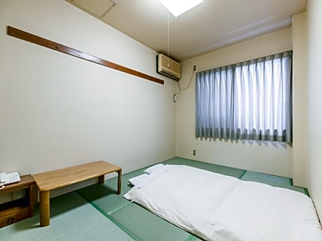 Japanese Style Single Room with Shared Bathroom (Smoking)