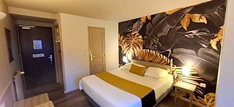 Two Connecting Rooms (4 people)