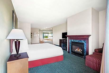 King Suite with Sofa Bed, Spa Bath, Balcony and Fireplace - Non-Smoking