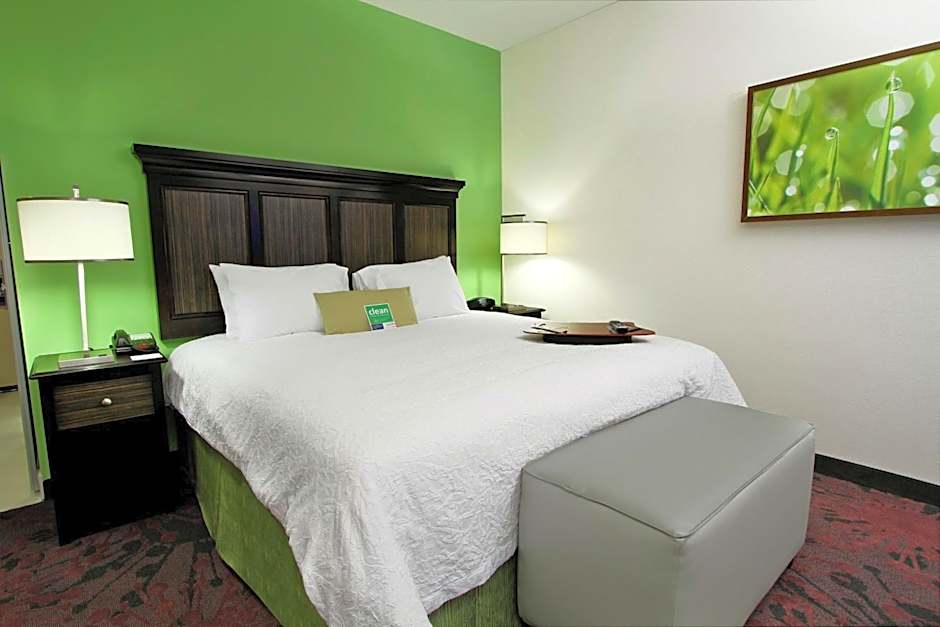 Hampton Inn By Hilton & Suites Winnie