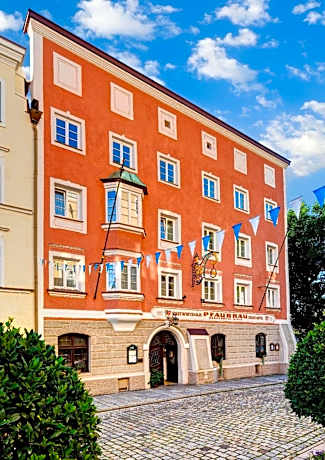 Altstadt- und Businesshotel Pfaubräu - Brauereigasthof - Frühstücksbuffet - kostenfreie Radgarage - Hunde willkommen