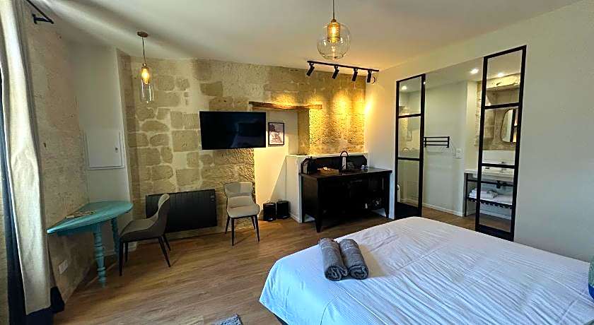 Le Chateau de Candes, sa Tour et ses Suites.