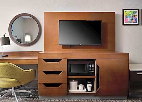 1 King Bed Non-Smoking Sofabed Work Desk Microwave Refrigerator Wi-Fi Walk In Shower Full Breakfast
