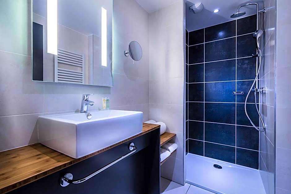 Best Western Plus Suitcase Paris La Defense