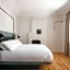 Garde and Warders Hotel
