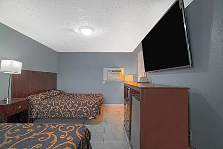 2 Queen Beds Smoking with Kitchenette