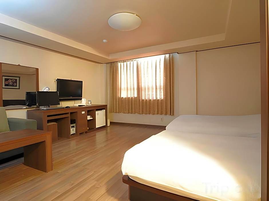 New Manhattan Tourist Hotel