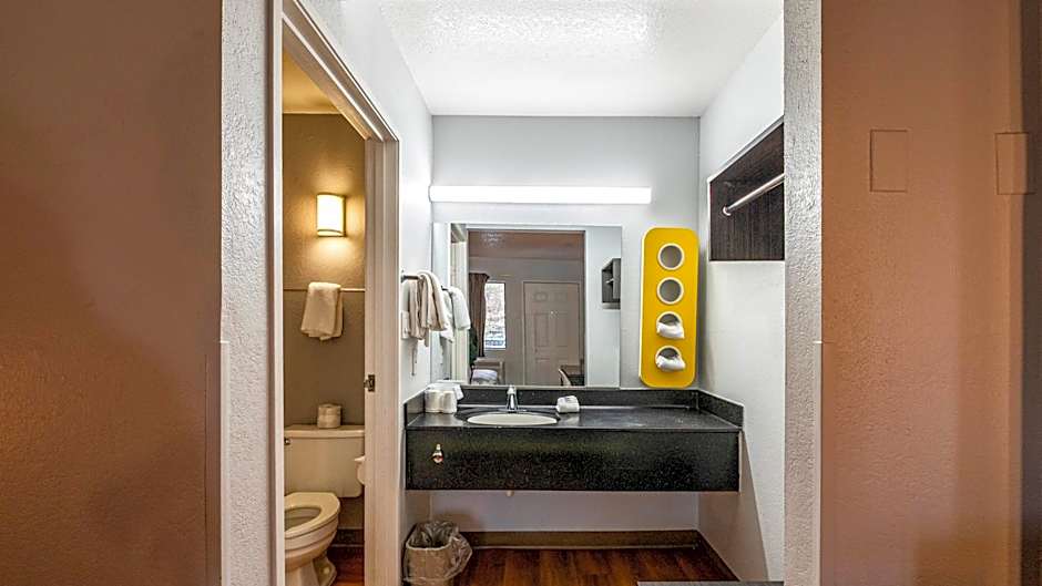 Motel 6-Wethersfield, CT - Hartford