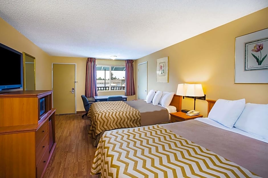 Travelodge by Wyndham Tacoma Near McChord AFB