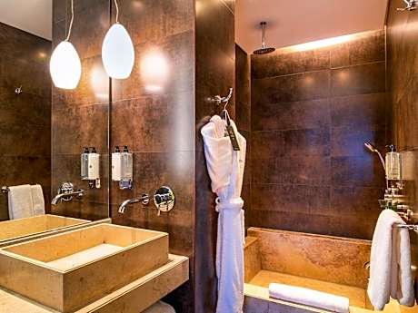 Luxury Twin Room with View