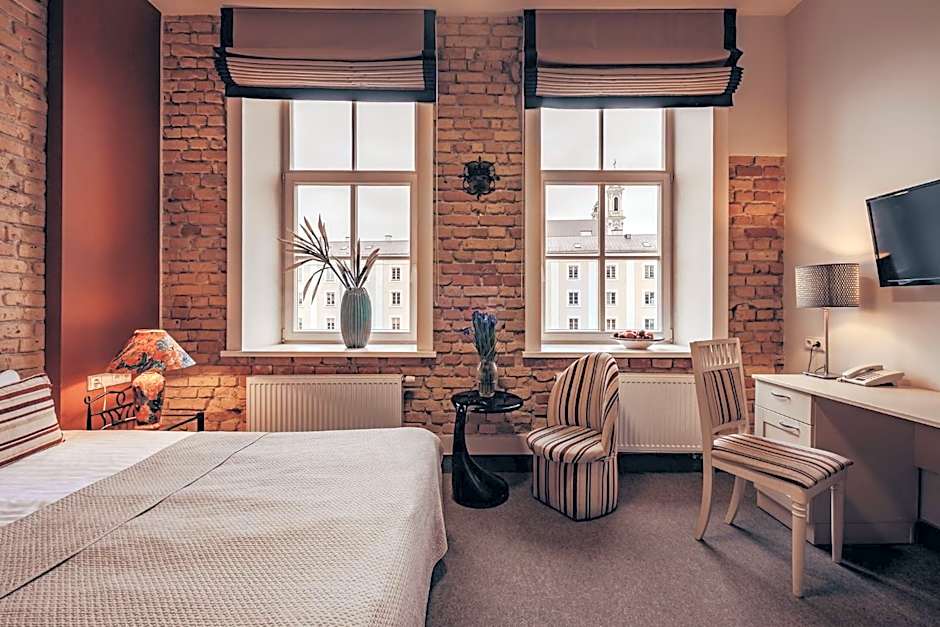 Moon Garden Old Town Hotel