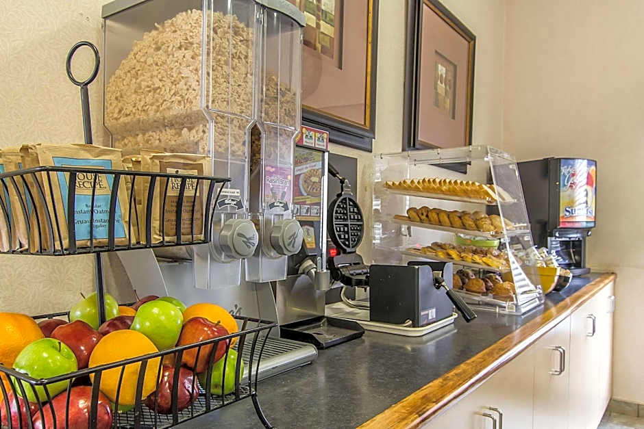 Econo Lodge And Suites