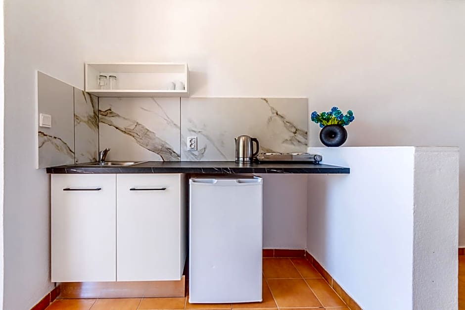 Sandy Beach Complex - Poolside Studios & Seaside Apartments