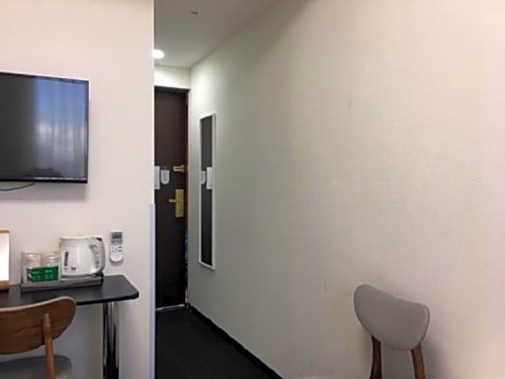 Small Twin Room - Non-Smoking