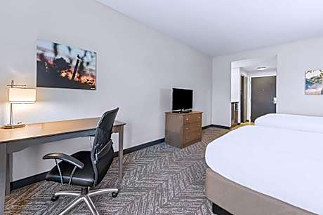 ACCESSIBLE - 2 QUEEN,MOBACC,BATHTB,MICRFG,NSMK,FULL BREAKFAST