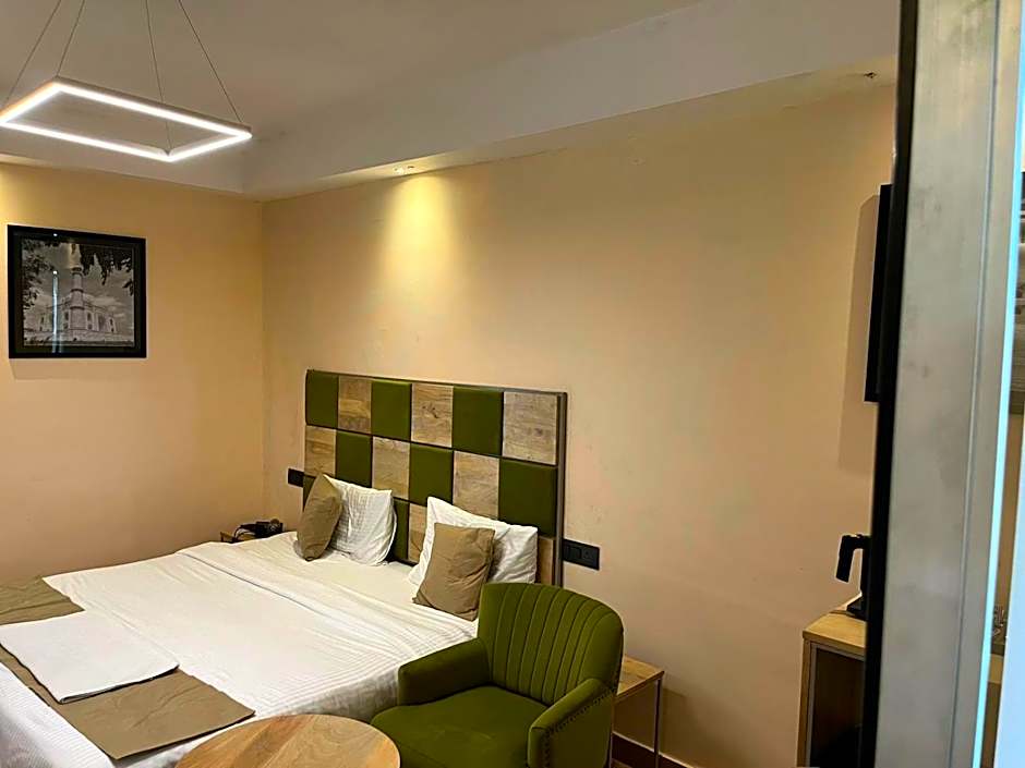 Photo 1 of 5 of Deluxe 1 King Bed