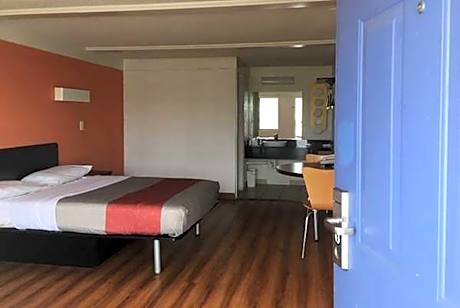 1 Queen Bed Non-Smoking