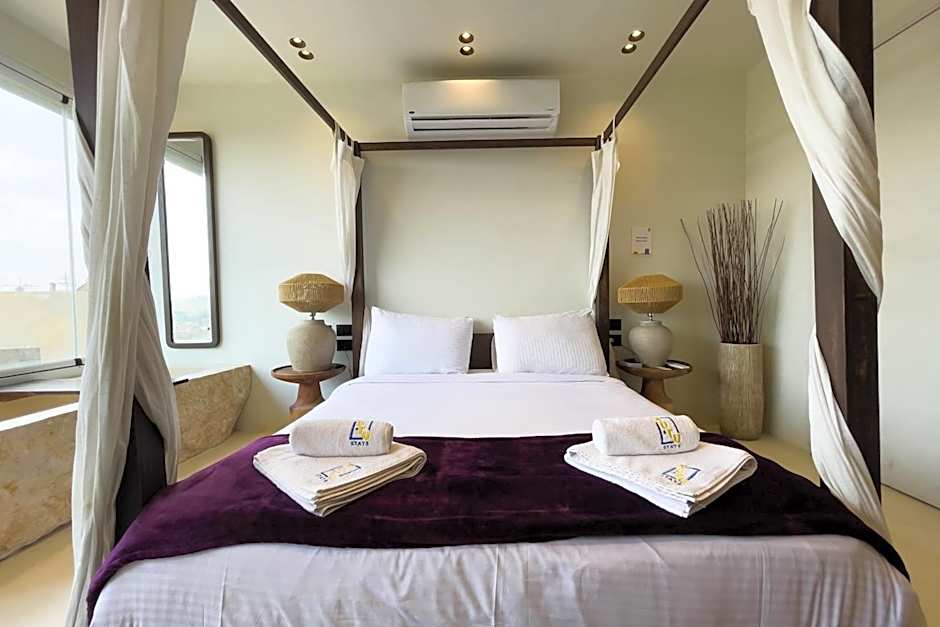 The Pyramids Horizon Studio w Bathtub