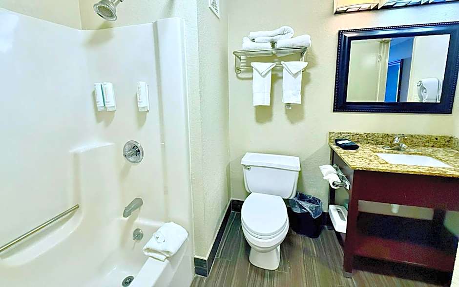 Clarion Inn & Suites Evansville Eastland Area