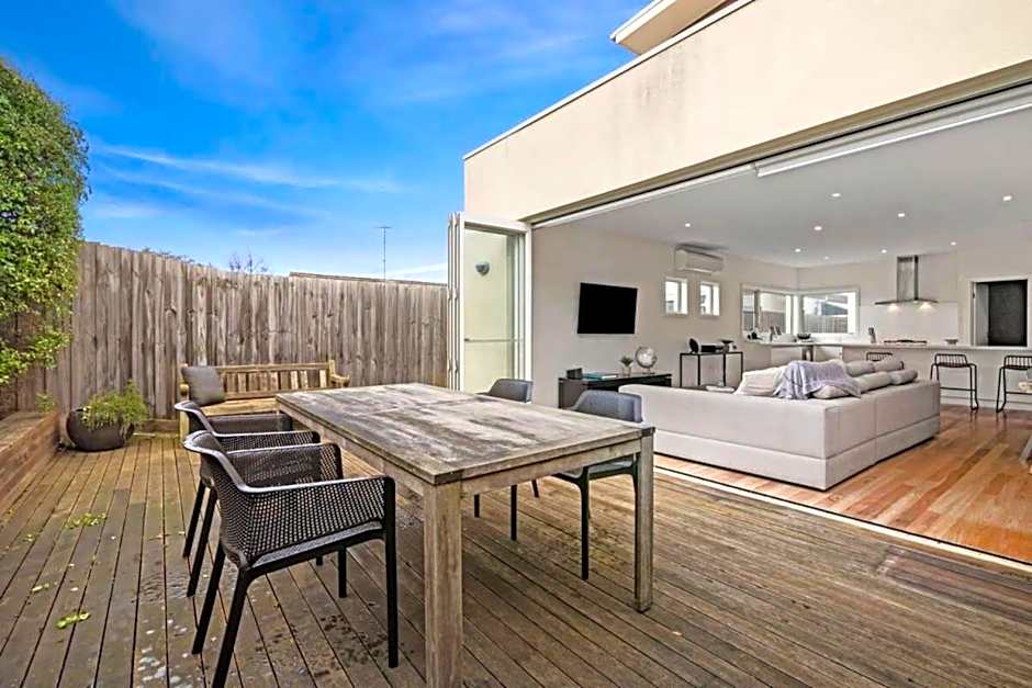 Central Torquay Townhouse 350m to the sand