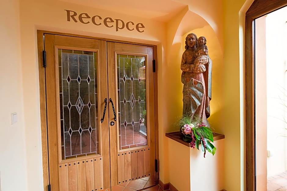 Hotel Selsky Dvur - Bohemian Village Courtyard