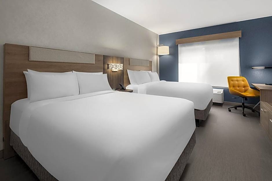 Zdjęcie 1 z 11 — 2 Queen Beds, Mobility Accessible, Bathtub