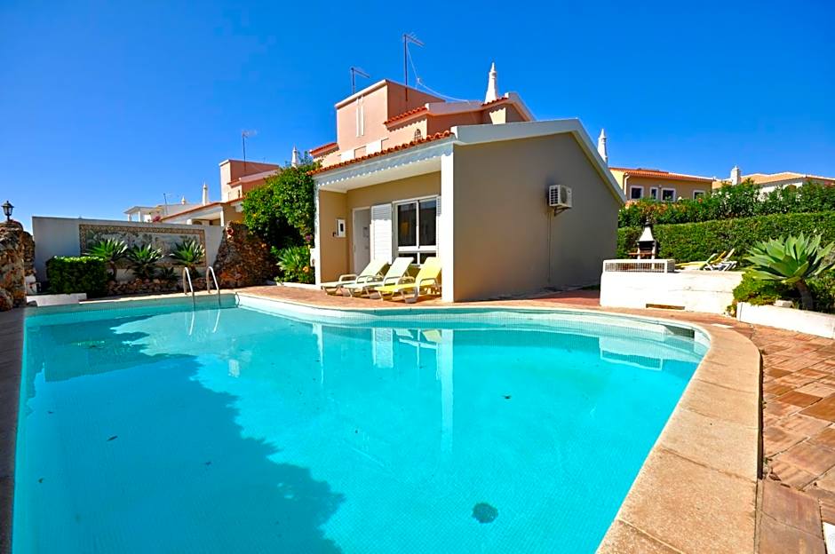 Stylish and well-equipped, private pool, close to amenities, free AC Wifi