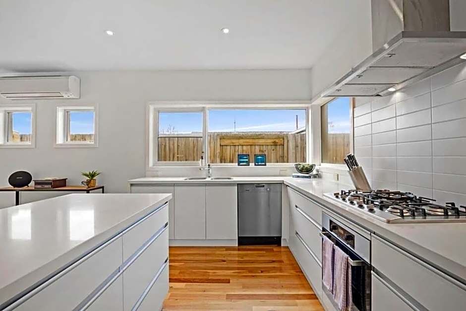 Central Torquay Townhouse 350m to the sand