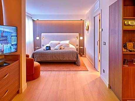 Larger Junior King Suite with Sofa Bed - Street Side/Non-Smoking