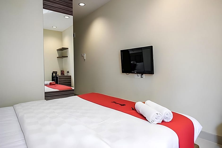 RedDoorz Plus near Ferry Terminal Batam Center