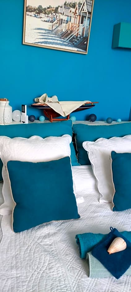 chambres bleues côté plage et aéroport climatisées et parking gratuit