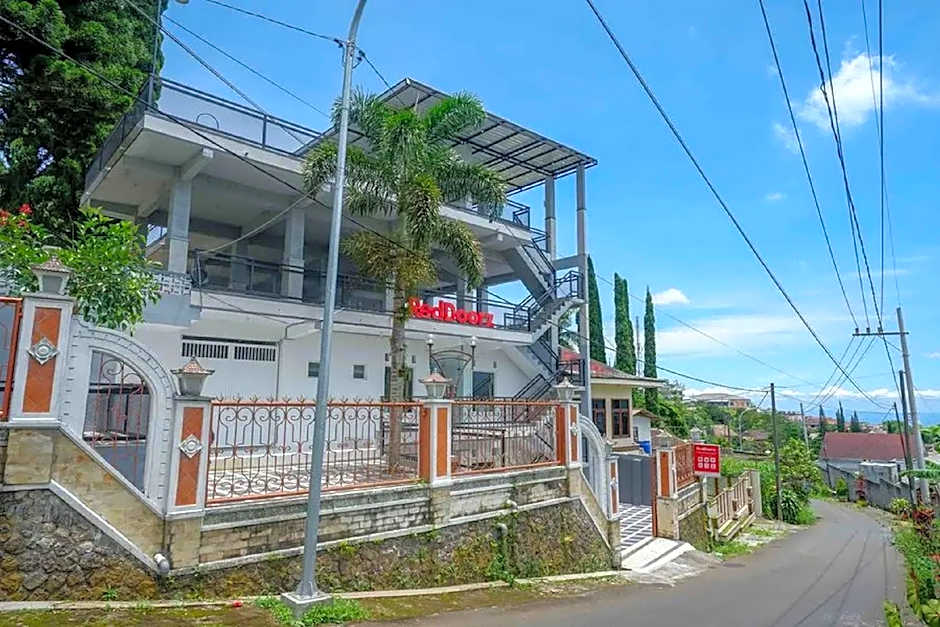 RedDoorz Plus near Taman Rekreasi Selecta 2