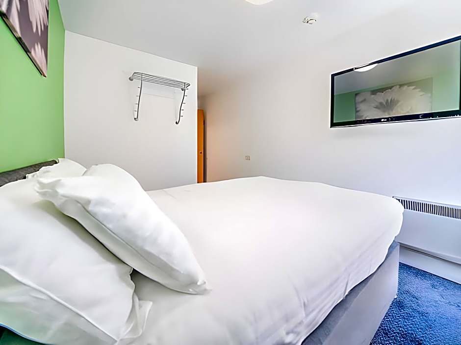 GO2 Gloucester Hotel by OYO