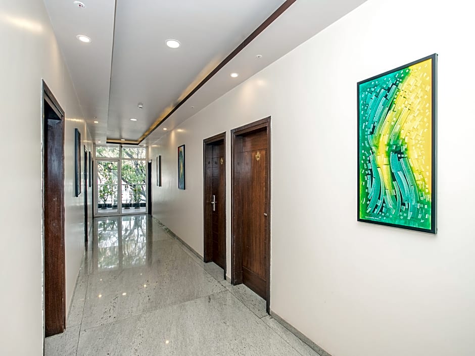 OYO 490 Hotel Compact Maple Leaf