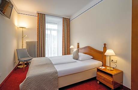 Single Room with Queen Size Bed