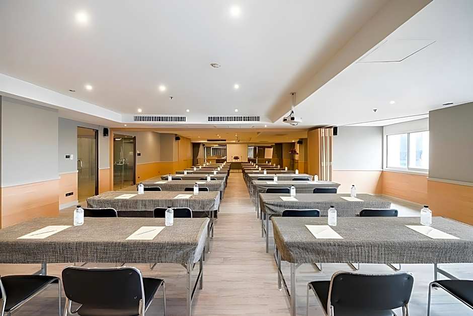 Evergreen Place Siam by UHG
