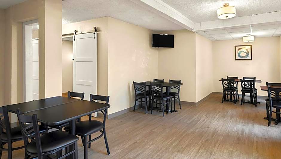 Magnuson Hotel Detroit Airport